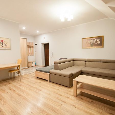 Wonderful Flat On City Center Oezjhorod Buitenkant foto